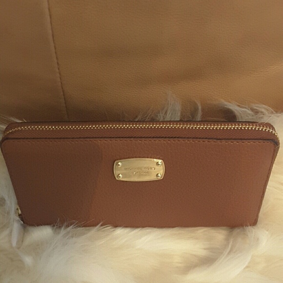 Michael Kors Handbags - Michael kors jet set Item zanotti continental